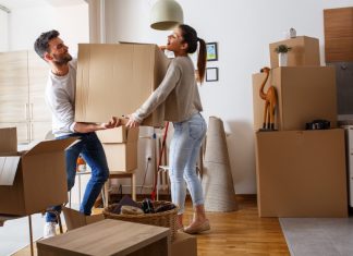 couple qui porte un carton