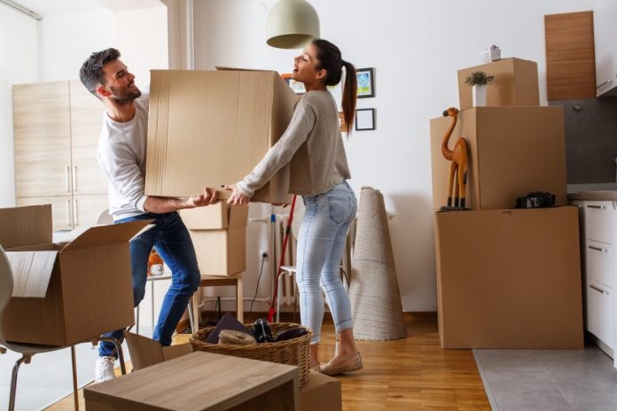 couple qui porte un carton