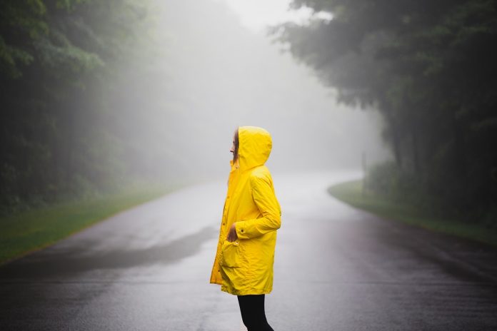 Femme-sous-la-pluie