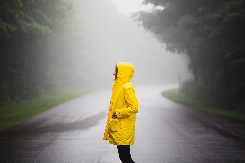 Femme-sous-la-pluie