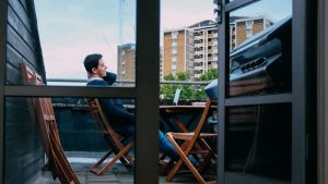 Locataire_assis_sur_table_balcon