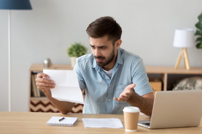 Homme avec contrat de location dans les mains