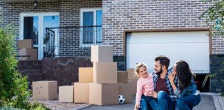 couple qui déménage avec une enfant