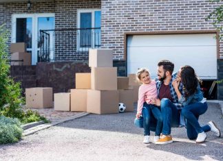 couple qui déménage avec une enfant