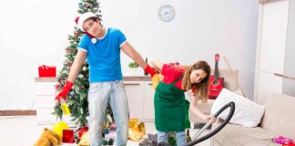 Jeune couple nettoie salon après Noël