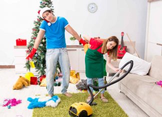 Jeune couple nettoie salon après Noël