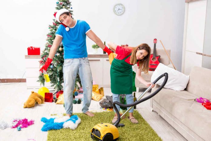 Jeune couple nettoie salon après Noël