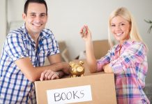 Couple avec carton de déménagement "livre"