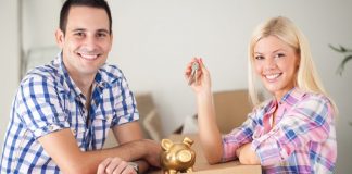 Couple avec carton de déménagement "livre"