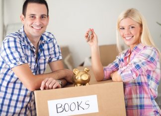 Couple avec carton de déménagement "livre"