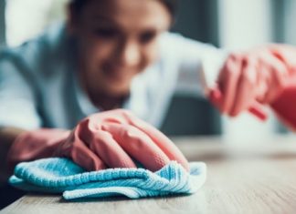 femme qui nettoie une surface