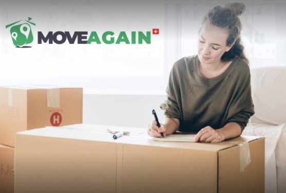 femme qui signe formulaire sur un carton